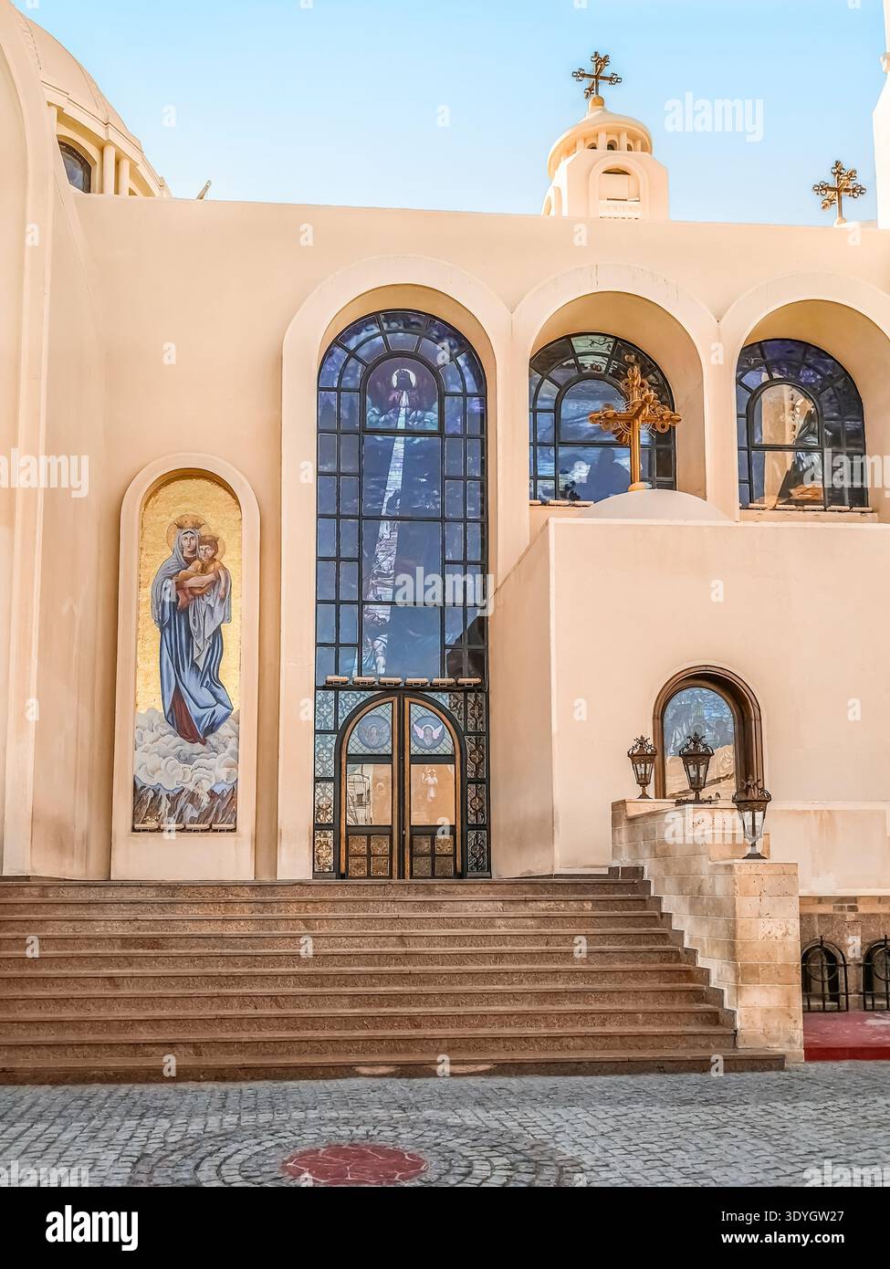 Sharm El Sheikh, Egitto - 18 gennaio 2020: Ingresso alla moderna chiesa copta di El sama Eyeen a Sharm El Sheikh. Scala in pietra Foto Stock