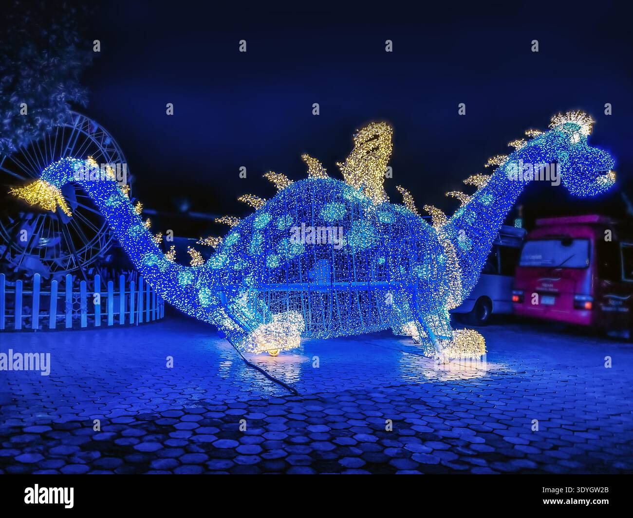 Sharm El Sheikh, Egitto - 18 gennaio 2020: Scintillante scultura di dinosauri in Piazza Soho di notte a Sharm El Sheikh. Illuminazione natalizia Foto Stock