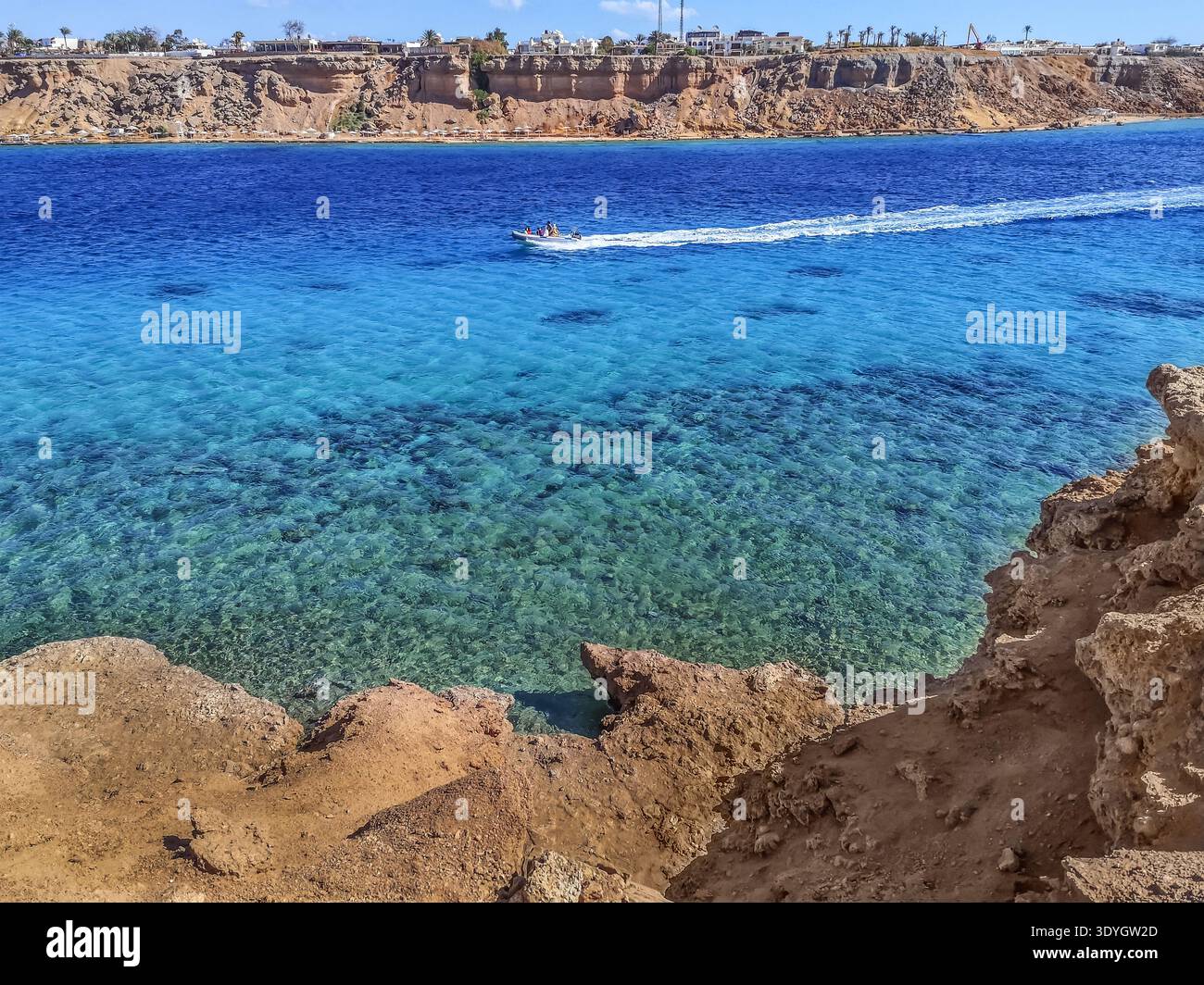 La barca naviga sul Mar Rosso nella baia di Sharm el-Maya a Sharm El Sheikh, Egitto. Incredibile paesaggio marino nella penisola del Sinai Foto Stock