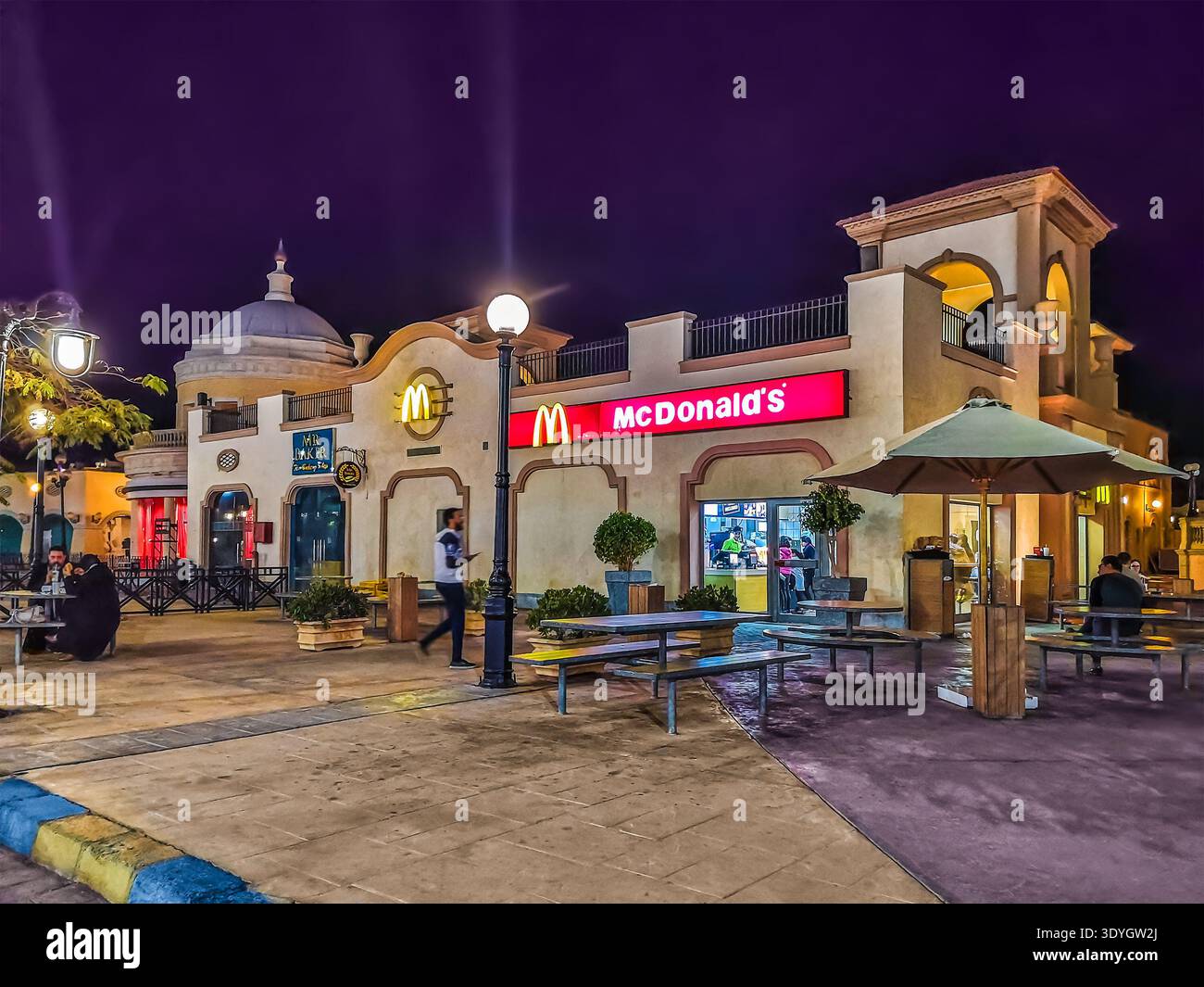Sharm El Sheikh, Egitto - 20 gennaio 2020: Edificio McDonalds a Sharm El Sheikh - vista dall'esterno di notte. Edificio esotico d'epoca con ristorante moderno - Immagine stock catturata con smartphone