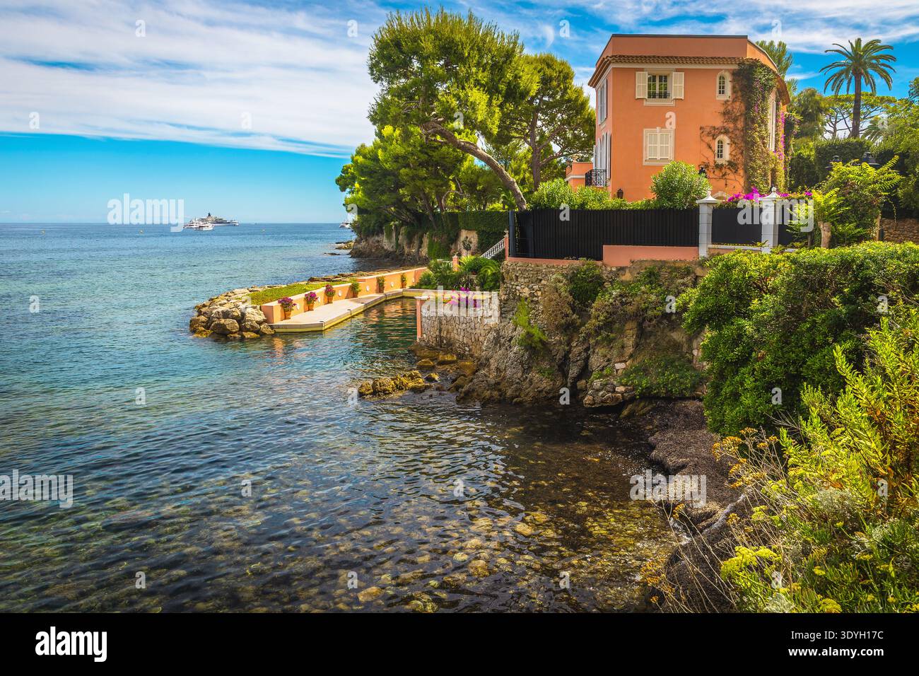 Graziosa e colorata villa sul mare con splendido giardino ai margini della scogliera, Costa Azzurra, Francia, Europa Foto Stock