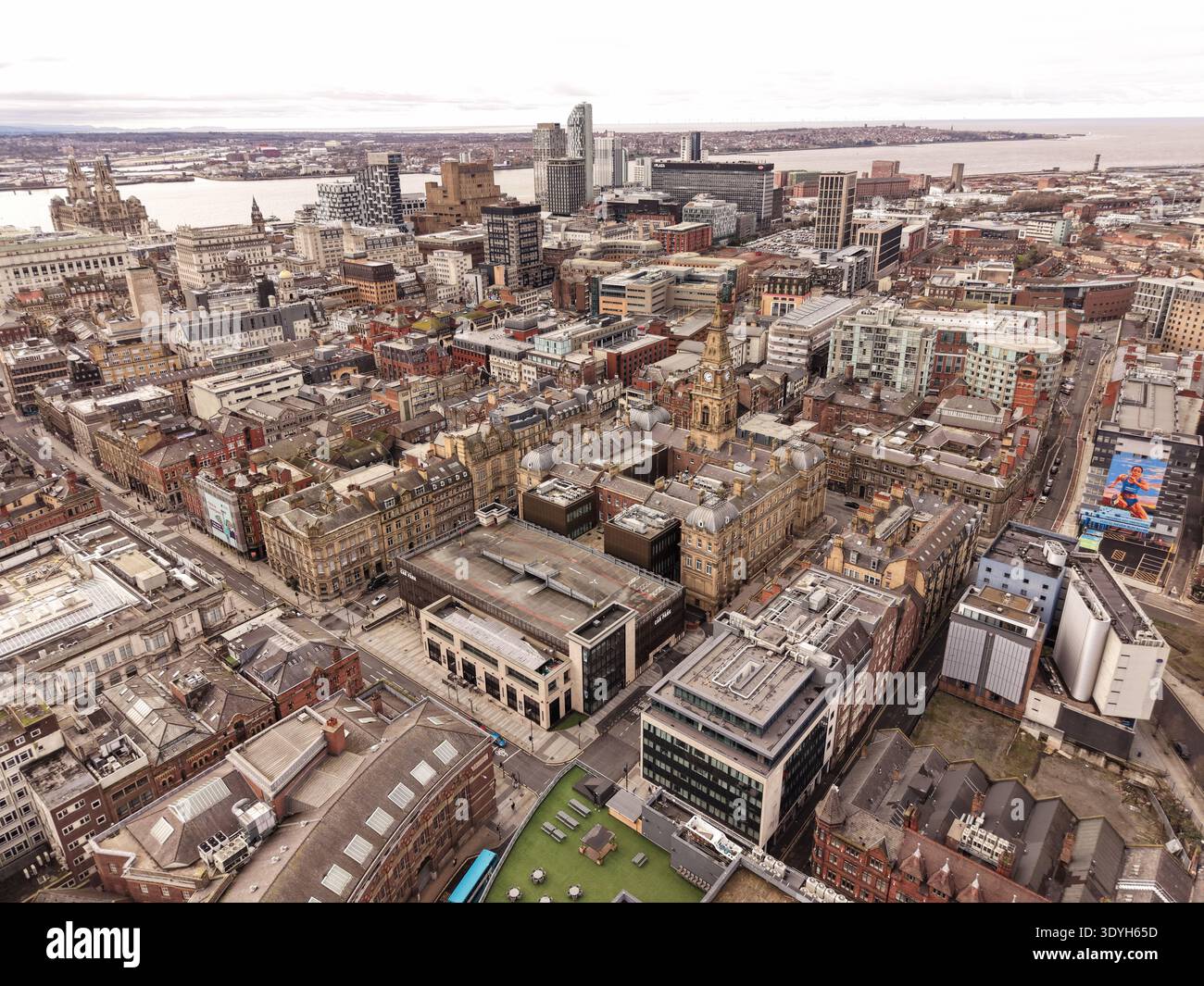Vista aerea del Merseyside del centro di Liverpool che mostra il paesaggio urbano sotto un ampio cielo aperto. Foto Stock