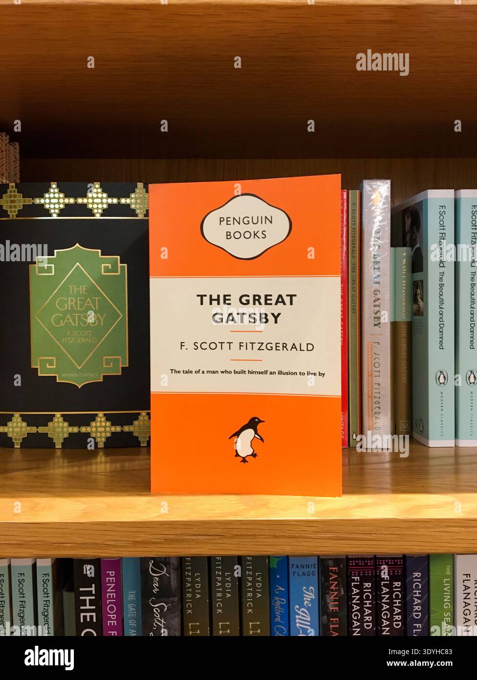 Primo piano del libro The Great Gatsby di F. Scott Fitzgerald, edizione Penguin Books, esposta su una libreria in una libreria. Foto Stock