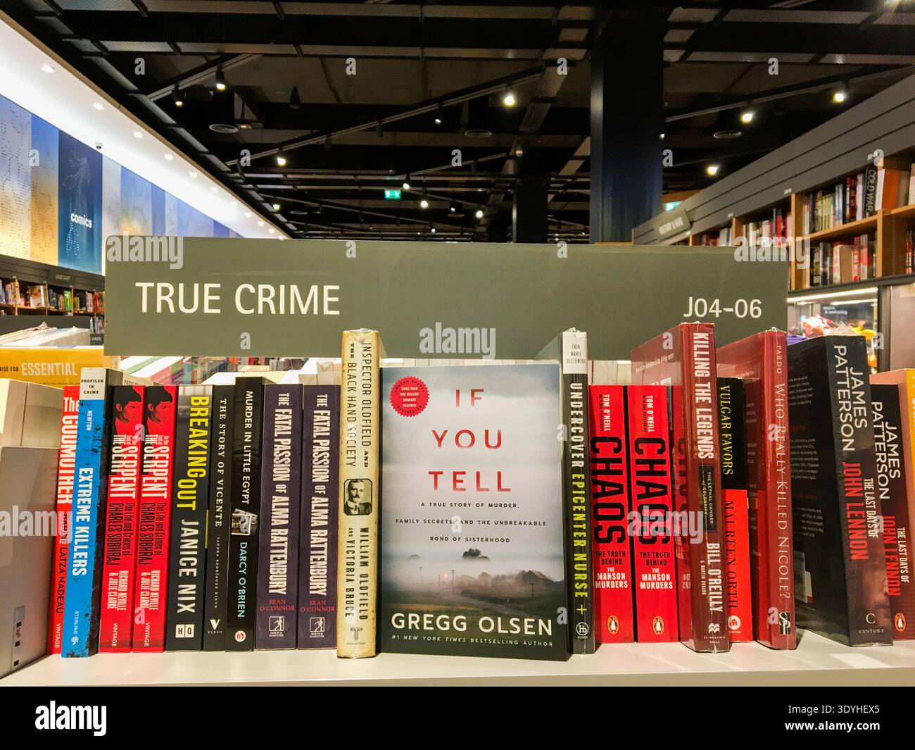 Sezione True Crime in una moderna libreria con cartellonistica. Foto Stock