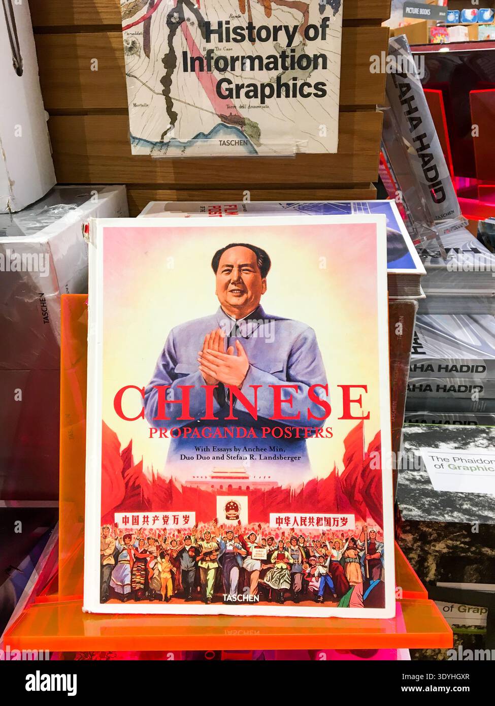 Una copia del libro di Taschen "poster della propaganda cinese" con Mao Zedong in copertina, in mostra in una libreria. Foto Stock
