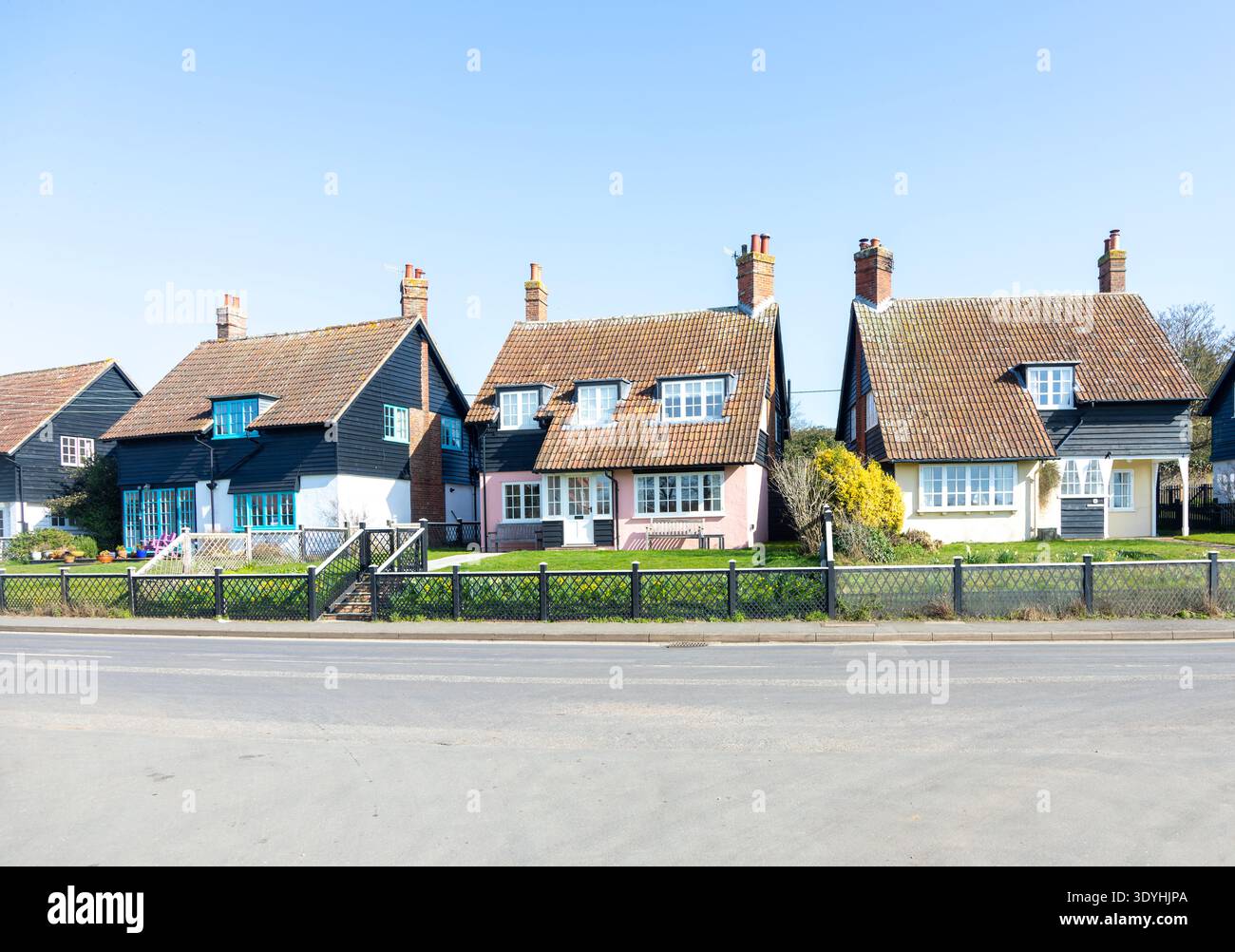Una fila di tradizionali proprietà per le vacanze conosciute come The Haven, Thorpeness, Suffolk, Inghilterra, Regno Unito costruito intorno al 1915 parte del villaggio utopico pianificato Foto Stock