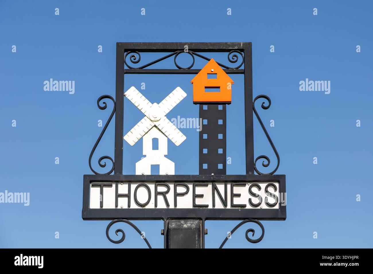 Cartello con i famosi monumenti storici, mulino a vento e House in the Clouds, Thorpeness, Suffolk, Inghilterra, Regno Unito Foto Stock