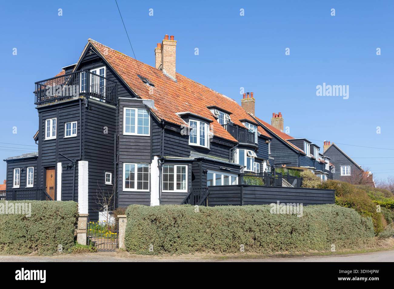 Grande casa nera in clapperboard nel villaggio utopico sul mare di Thorpeness, Suffolk, Inghilterra, Regno Unito Foto Stock