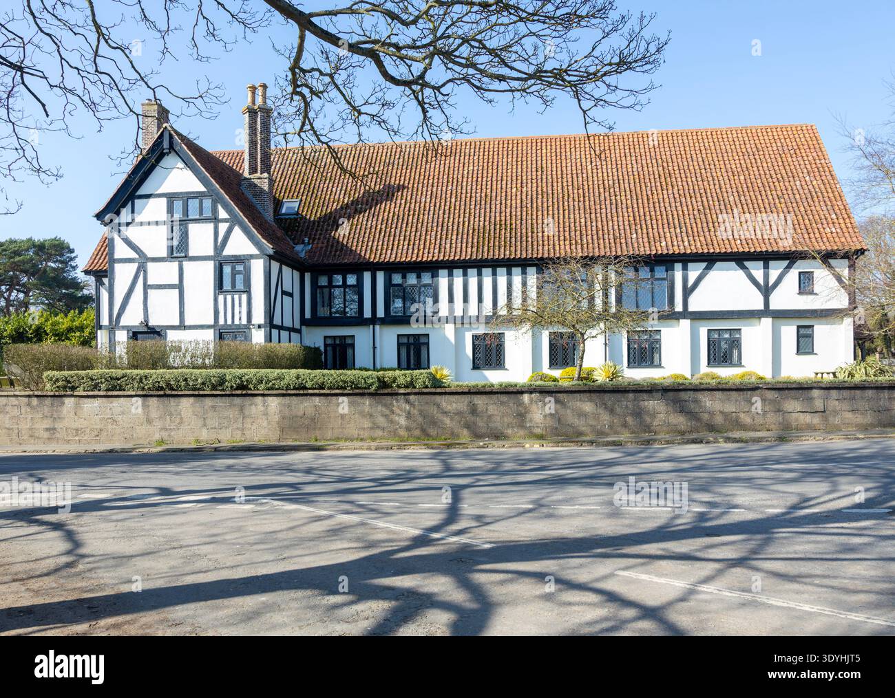 Ogilvie Hall, edificio del Workmen's Club, costruito intorno al 1925, Thorpeness, Suffolk, Inghilterra, architetto britannico W.G. Wilson Foto Stock