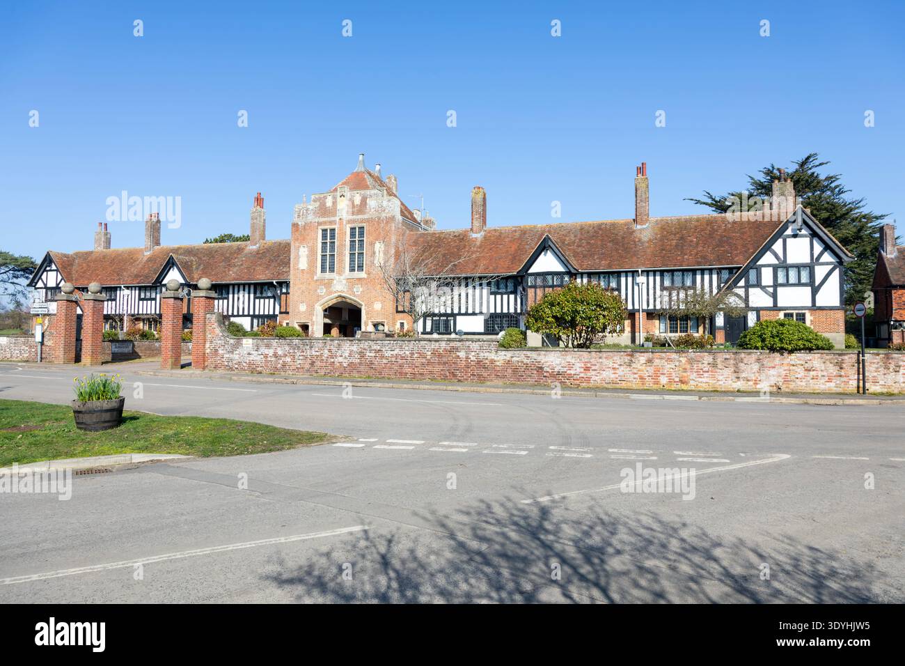 Margaret Ogilvie Almshouses costruita intorno al 1926, Thorpeness, Suffolk, Inghilterra, Regno Unito Foto Stock