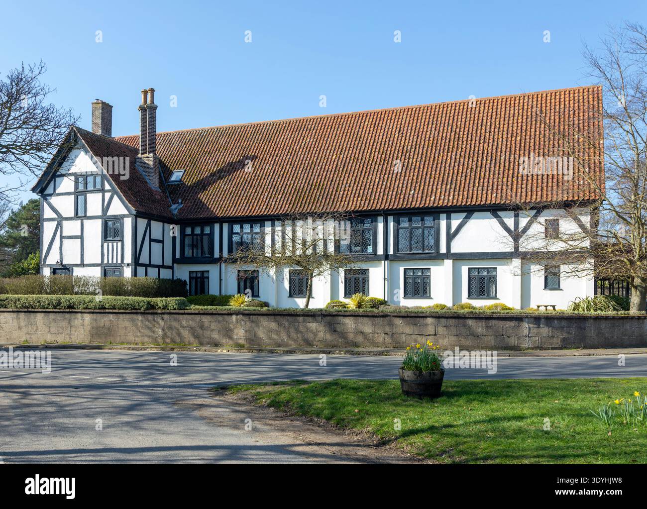 Ogilvie Hall, edificio del Workmen's Club, costruito intorno al 1925, Thorpeness, Suffolk, Inghilterra, architetto britannico W.G. Wilson Foto Stock