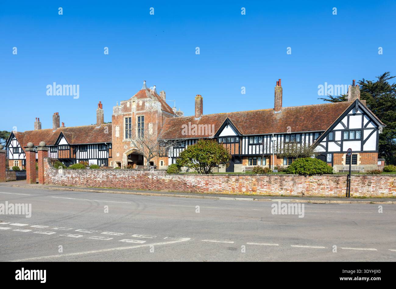 Margaret Ogilvie Almshouses, Thorpeness, Suffolk, Inghilterra, Regno Unito Foto Stock