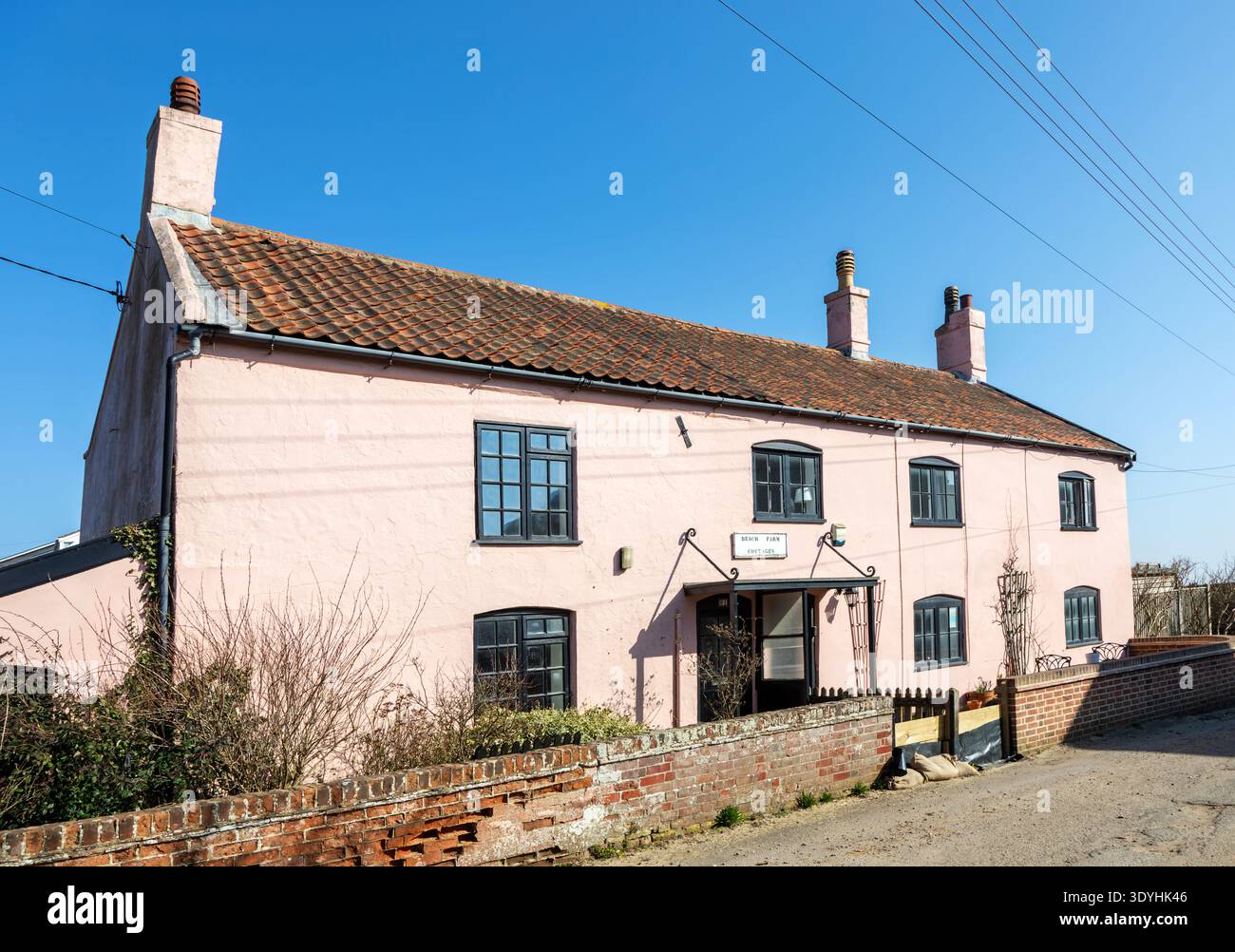 Edifici storici Beach Farm Cottages, tradizionale cottage dipinto di rosa Suffolk, Thorpeness, Suffolk, Inghilterra, Regno Unito Foto Stock