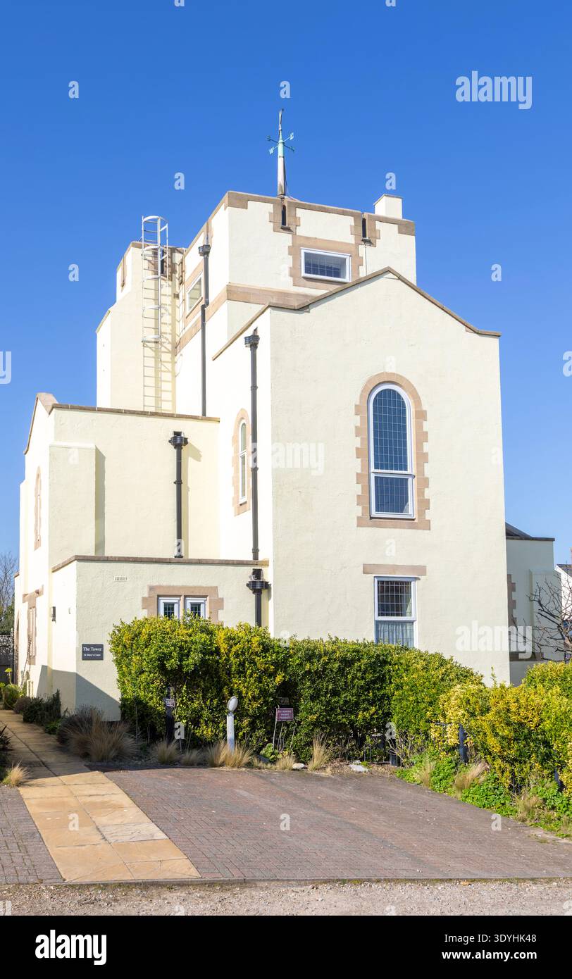 Ex chiesa di Santa Maria costruita intorno al 1936, architetto WG Wilson, convertito in casa residenziale, Thorpeness, Suffolk, Inghilterra, Regno Unito Foto Stock