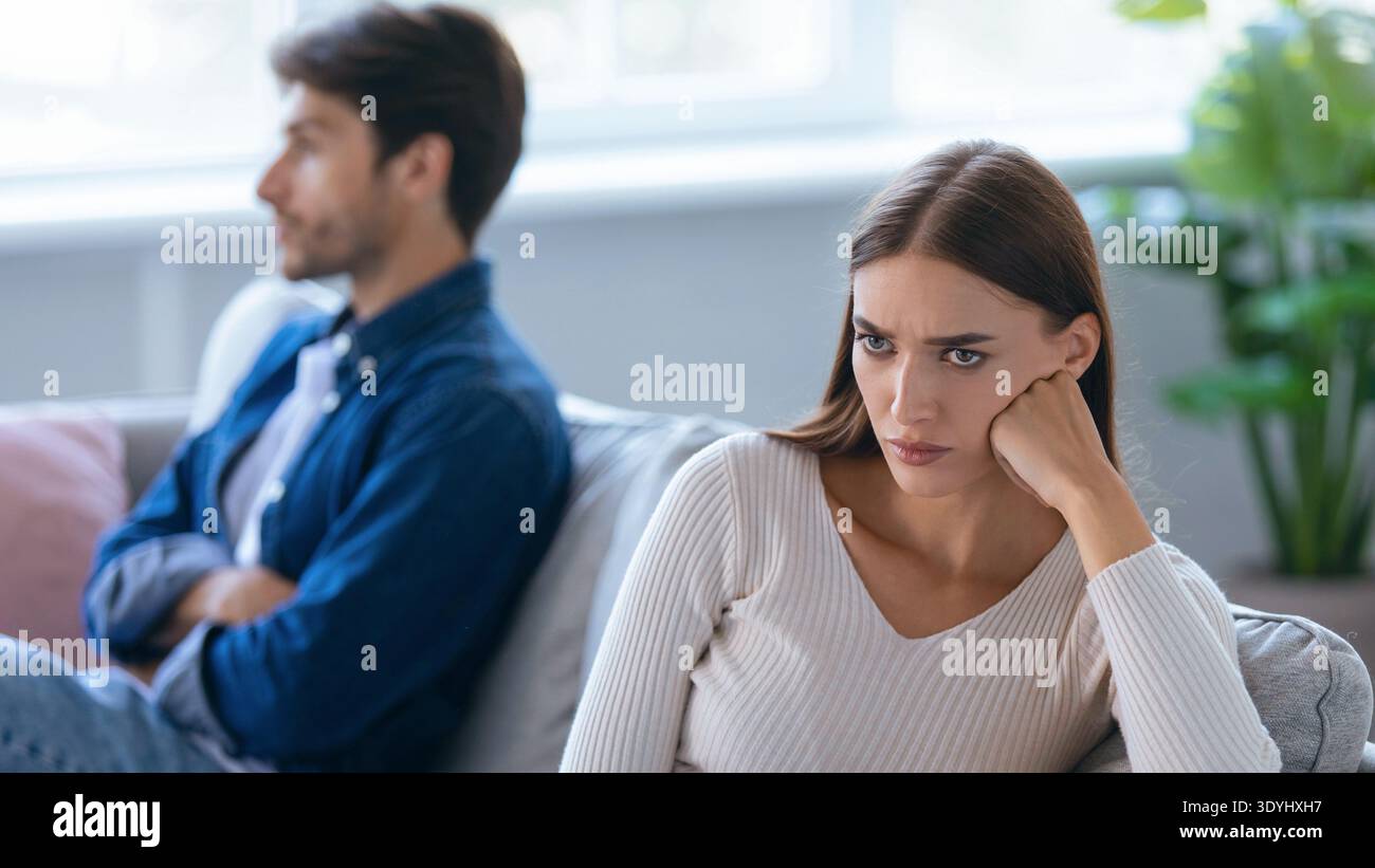 Coppia seduta in una stanza con una persona che mostra sentimenti di rabbia e frustrazione verso l'altra Foto Stock