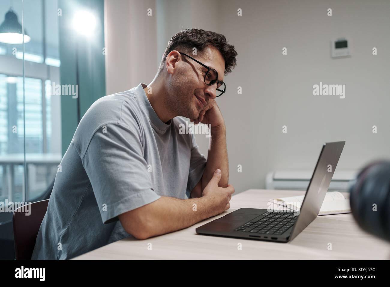 Ansioso ingegnere del software caucasico che si concentra profondamente sulla risoluzione rapida di errori critici del computer Foto Stock