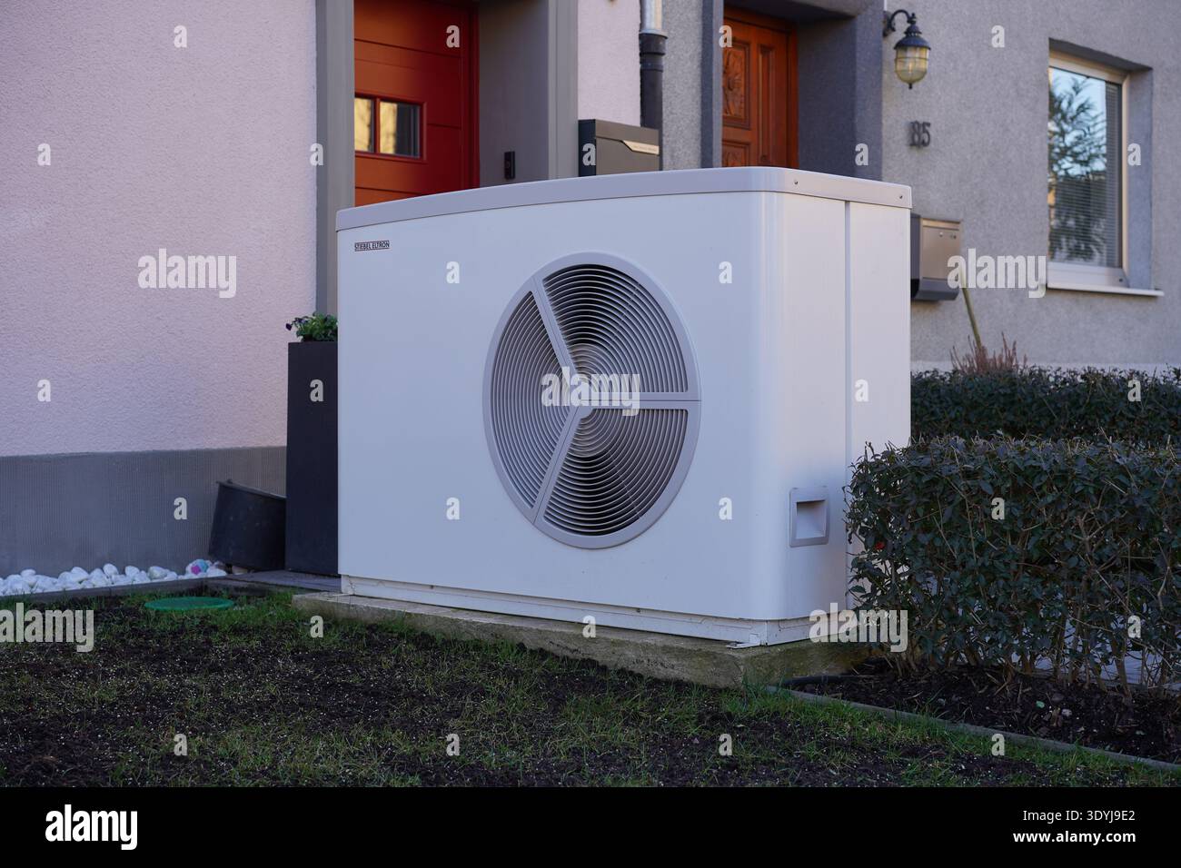 Berlino, Germania - 6 marzo 2026: Una moderna pompa di calore Stiebel Eltron ad aria installata nel giardino anteriore di una casa residenziale per il riscaldamento verde. Foto Stock