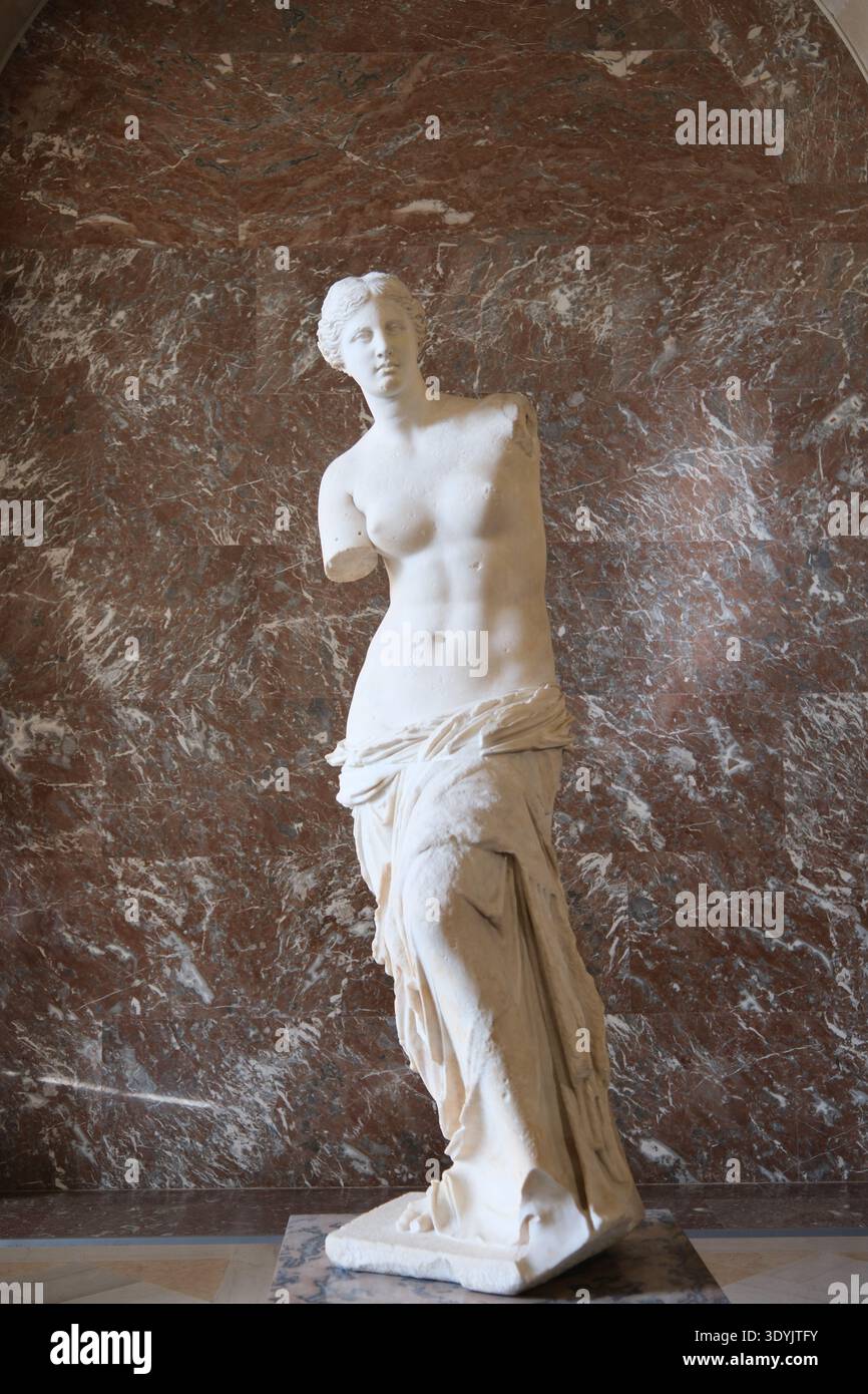 Parigi, Francia - 4 ottobre 2025: Intera opera dell'antica scultura greca Venere di Milo all'interno del Museo del Louvre Foto Stock