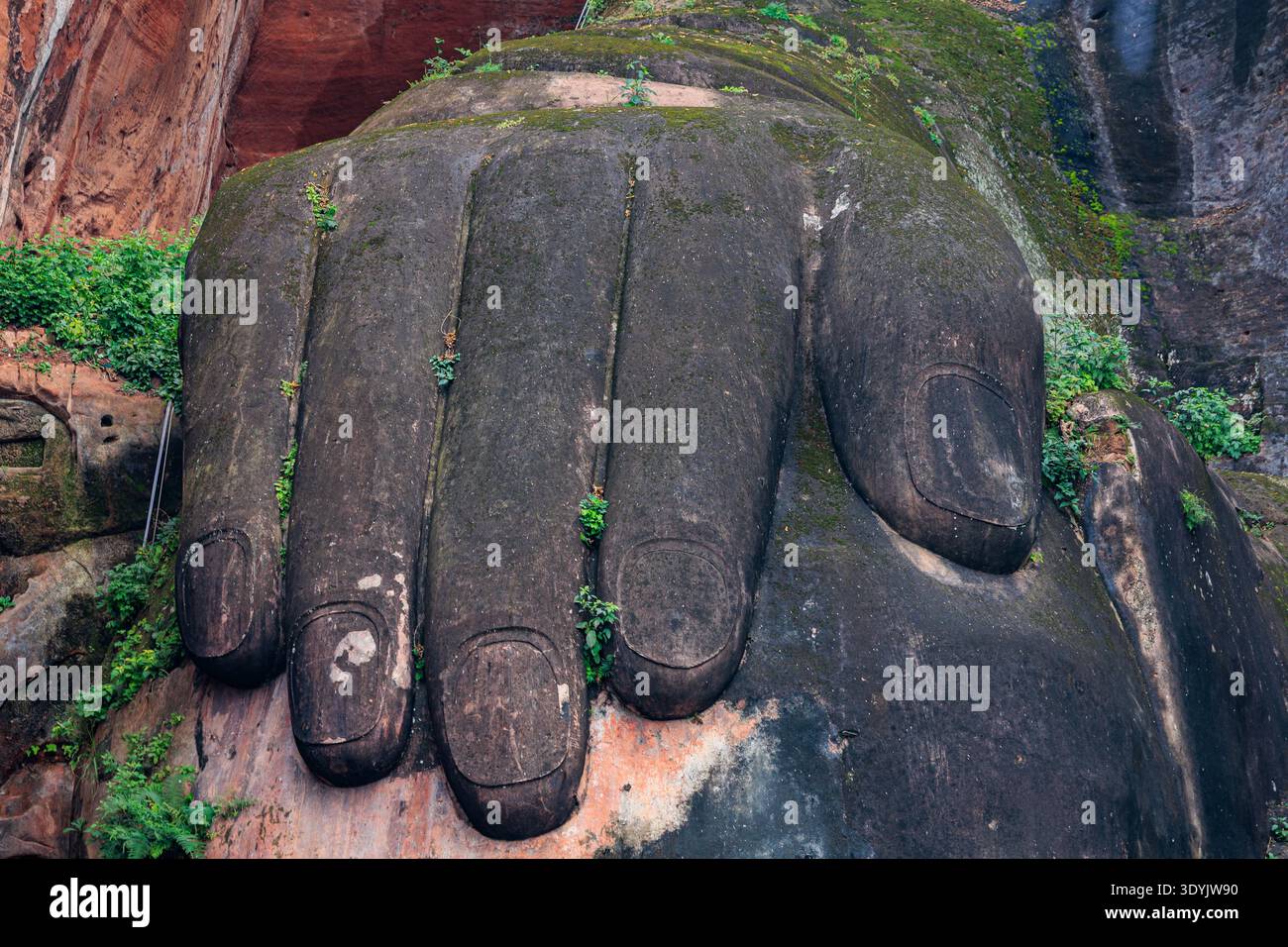 Enorme scultura a mano di buddha scolpita in una scogliera a leshan, sichuan, cina Foto Stock