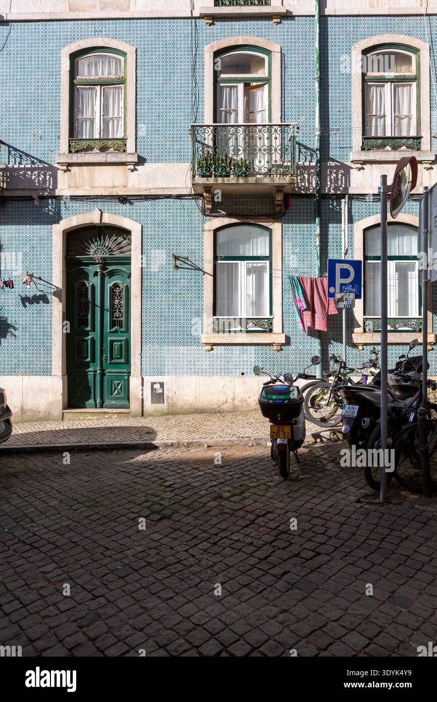 Cortile colorato nel quartiere di Alfama Foto Stock