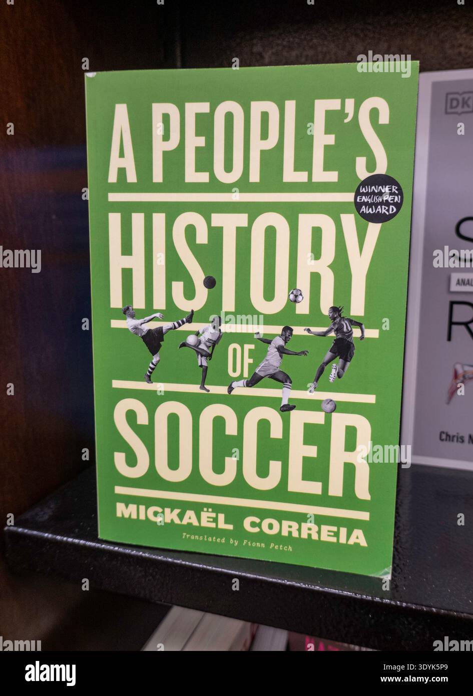 Barnes & Noble Booksellers sulla Fifth Avenue a New York City ha una vasta selezione di libri e riviste, Stati Uniti 2026 Foto Stock