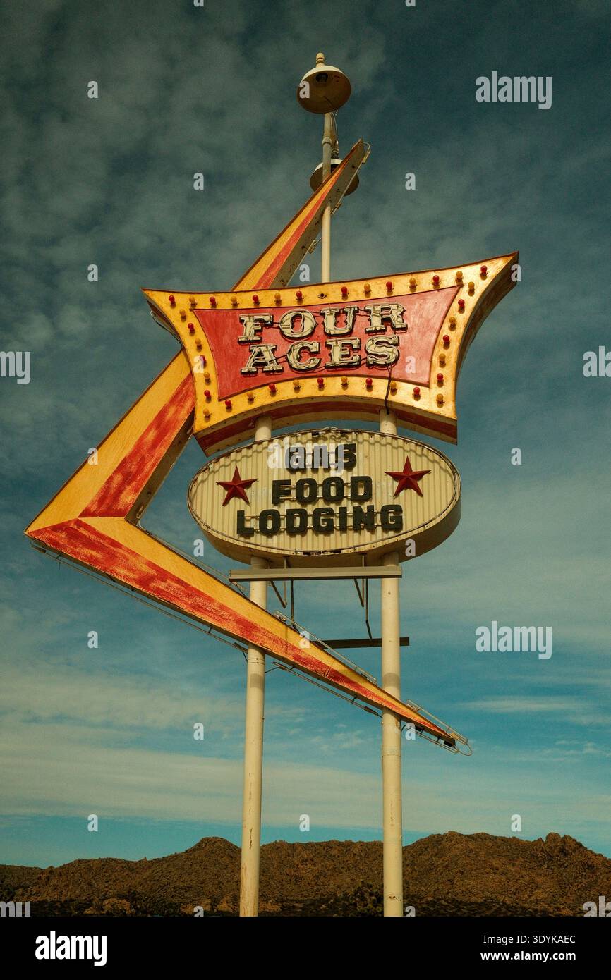 Cartello per motel Four Aces, Palmdale, California, Stati Uniti. Foto Stock