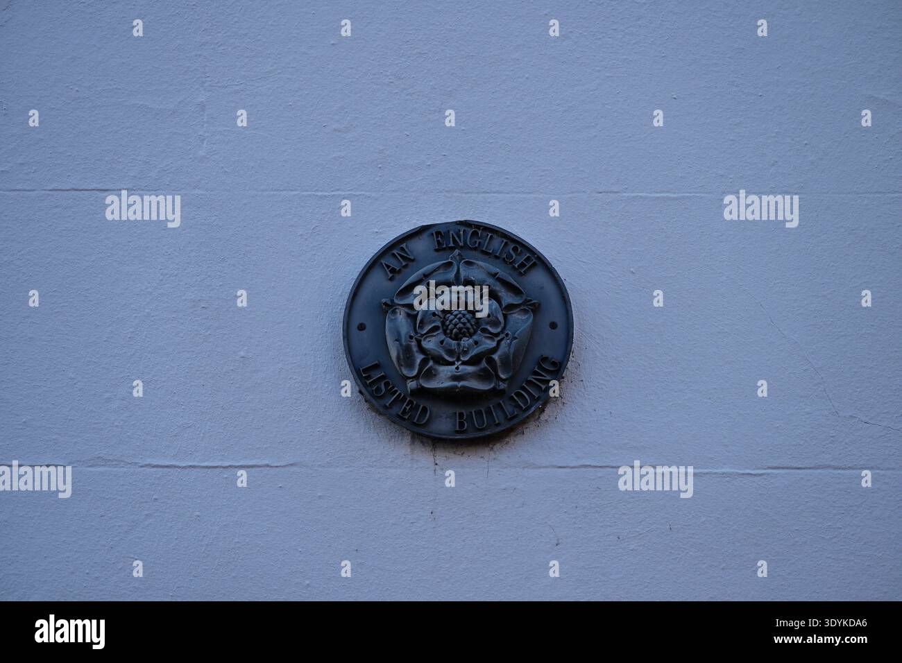 Targa storica dell'edificio inglese con emblema di rosa stilizzata Foto Stock