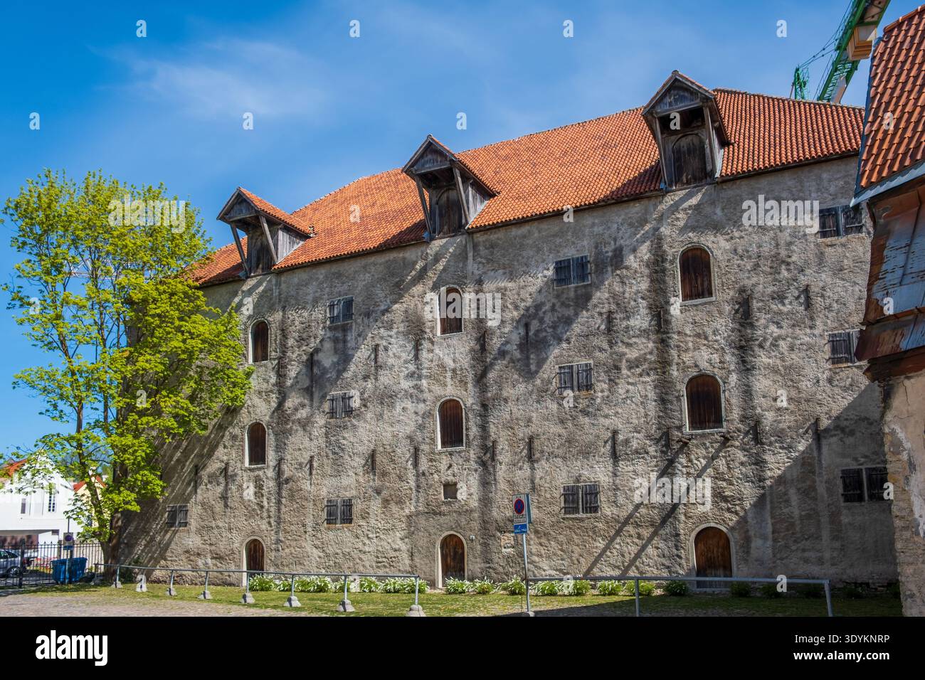 Grande porta costiera porta medievale della città e edificio di magazzino difensivo nelle fortificazioni della città vecchia di Tallinn, Tallinn, Estonia Foto Stock