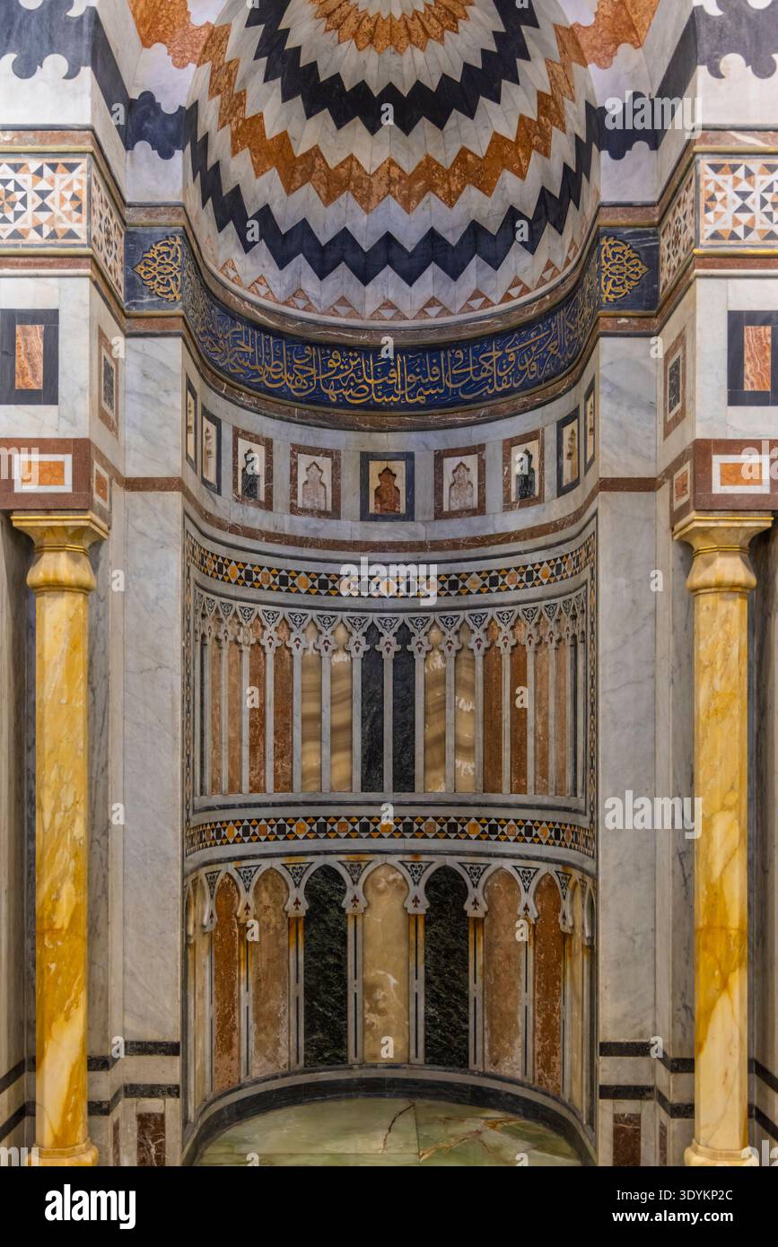 Elaborato mihrab islamico e interni decorati della moschea con intarsi in marmo, calligrafia araba e lampade a sospensione nella storica città del Cairo, in Egitto, showcasi Foto Stock