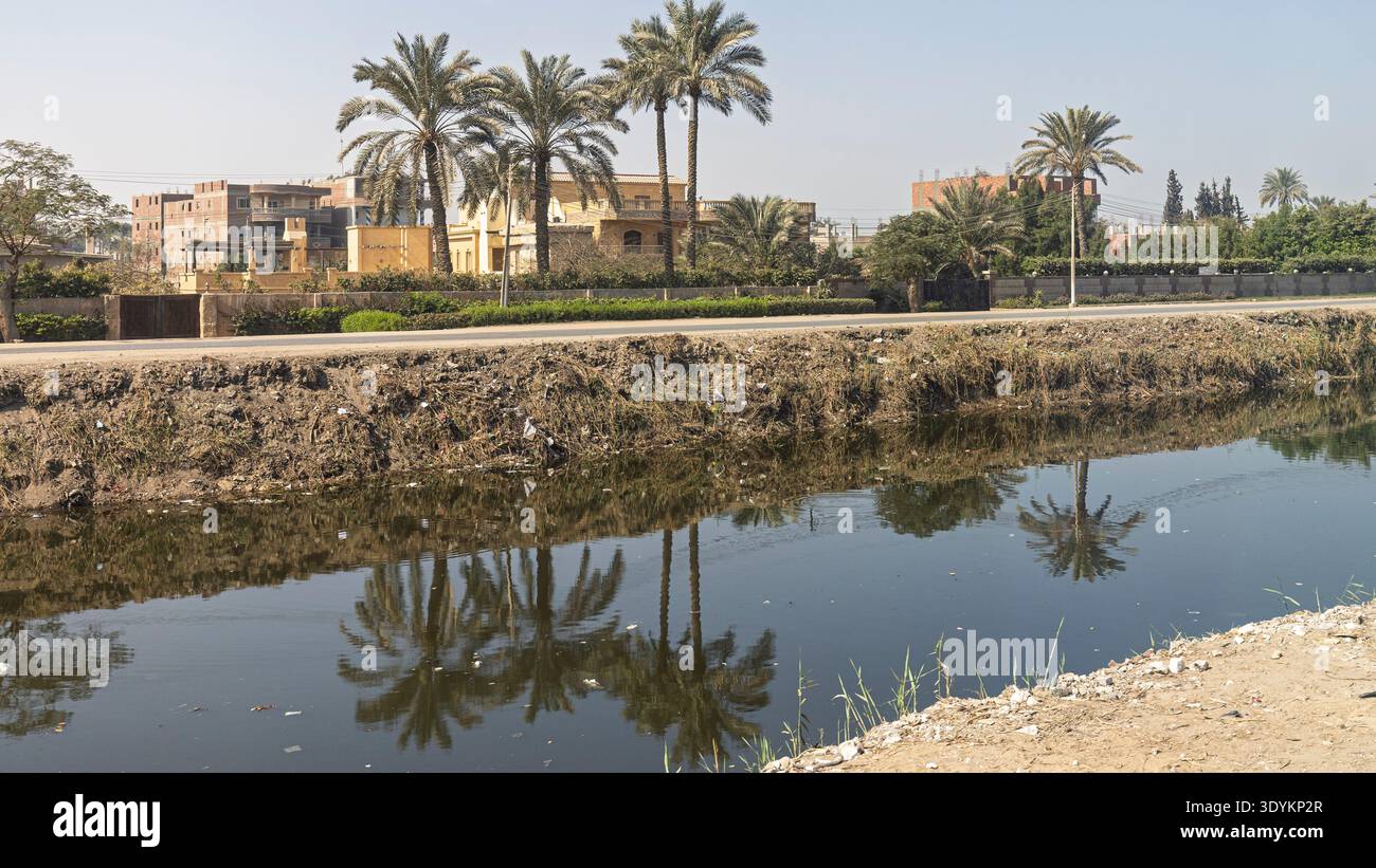 Foto dal Cairo in Egitto che mostra l'area suburbana e il fiume con grandi quantità di inquinamento plastico nell'acqua e lungo il fiume. Foto Stock