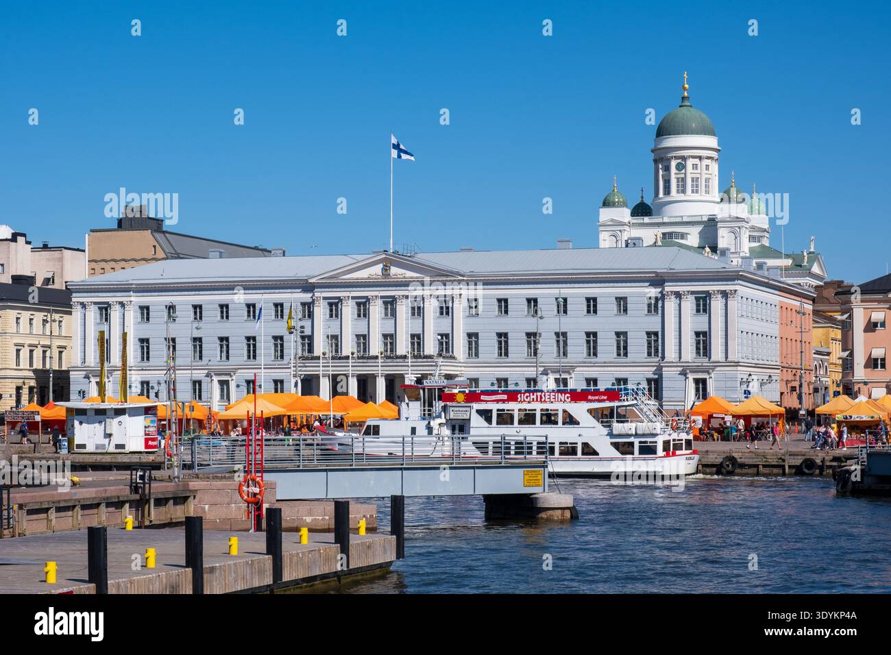 Cattedrale di Helsinki e lungomare della Piazza del mercato con barche del porto e bandiera finlandese nel centro di Helsinki, Finlandia. Foto Stock
