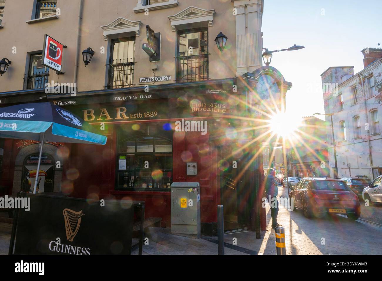 Tramonto al Tracey's Bar in Waterloo Street, Derry, Irlanda del Nord Foto Stock