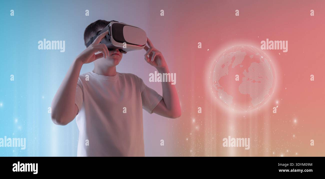 Ragazzo che utilizza un visore per la realtà virtuale che interagisce con un globo digitale olografico che rappresenta la tecnologia globale, la comunicazione metaversa e la fut immersiva Foto Stock