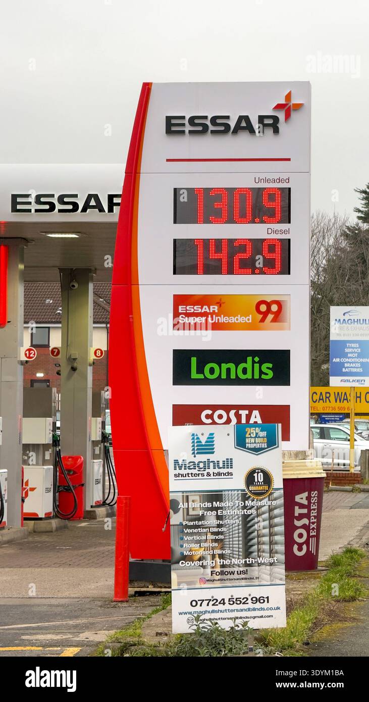 Essar Garage sulla A59 a Maghull mostra un aumento dei prezzi della benzina e del diesel dall'inizio della guerra in Iran. Prezzi del carburante 8 marzo 2026 - Immagine stock catturata con smartphone