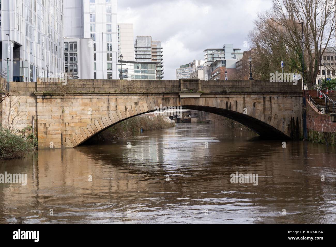 Vista sul fiume Irwell a Salford, Greater Manchester, guardando verso Albert Bridge in Bridge Street, Manchester Foto Stock