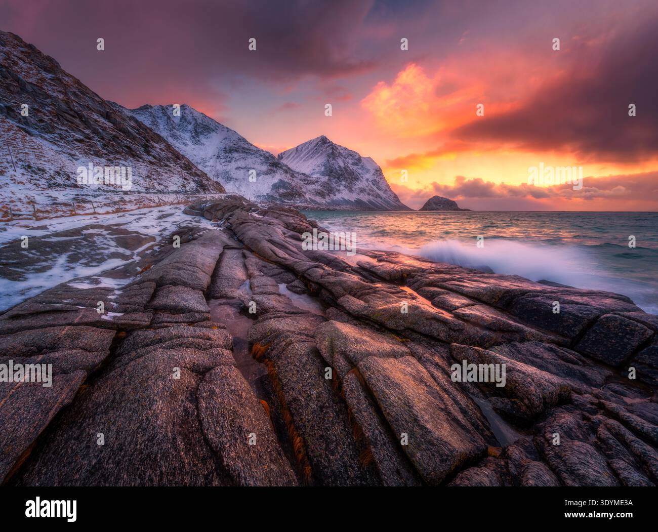 Spettacolare paesaggio marino invernale sulle isole Lofoten in Norvegia Foto Stock