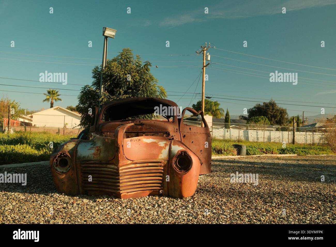 Camion d'epoca arrugginito abbandonato al Wigwam Motel di San Bernardino, California, Stati Uniti Foto Stock
