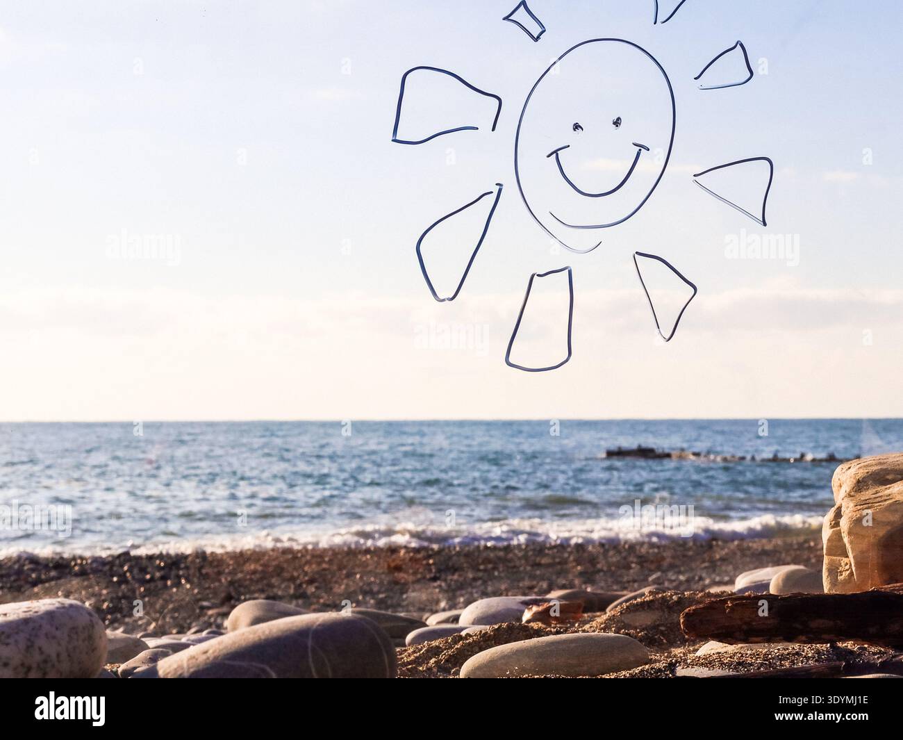 Un bel sole sorridente si nuota sullo sfondo blu delle onde dell'oceano e dell'area costiera rocciosa Foto Stock