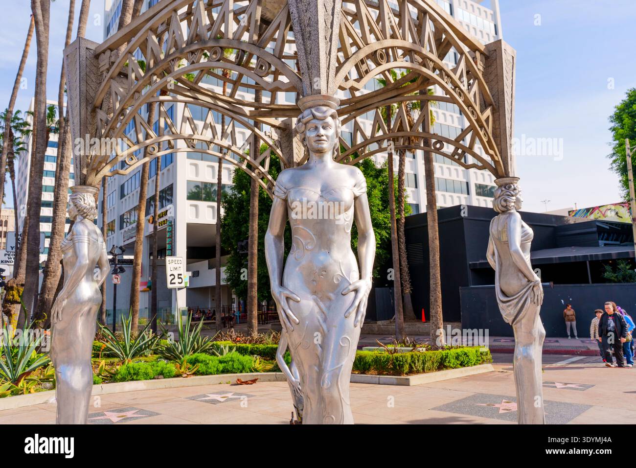 Los Angeles, California - 29 gennaio 2026: Il monumento Hollywood Gateway presenta statue d'argento di leggendarie icone del cinema sotto un baldacchino stilizzato Foto Stock