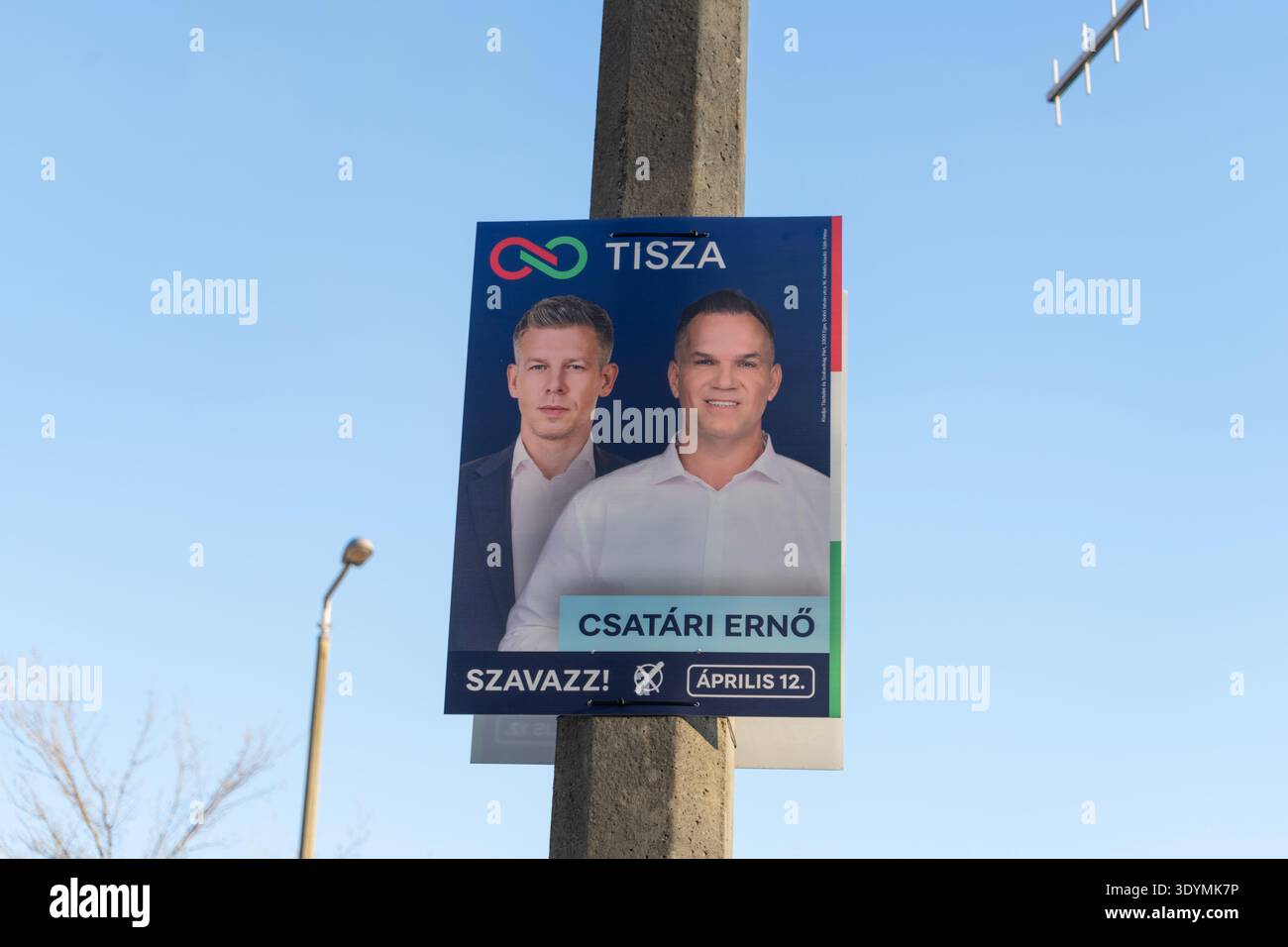 Poster della campagna del partito Tisza con Erno Csatari e Péter Magyar su un palo a Siófok in vista delle elezioni parlamentari del 12 aprile in Ungheria. Foto Stock