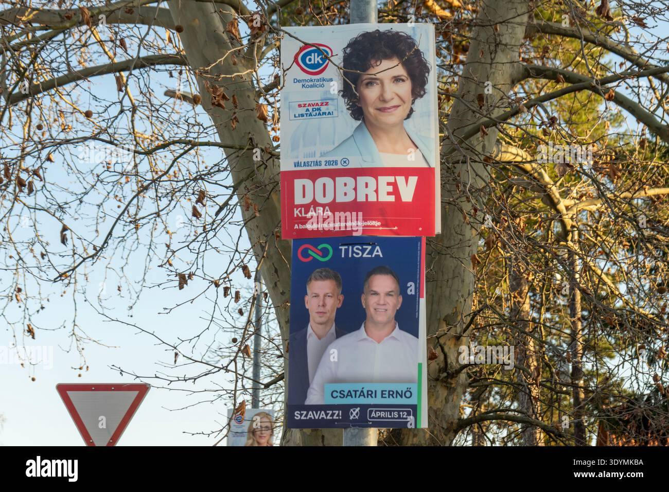 Manifesti elettorali di Klara Dobrev (Coalizione Democratica) e di un candidato del partito Tisza esposti su un palo durante la campagna ungherese del 2026. Foto Stock