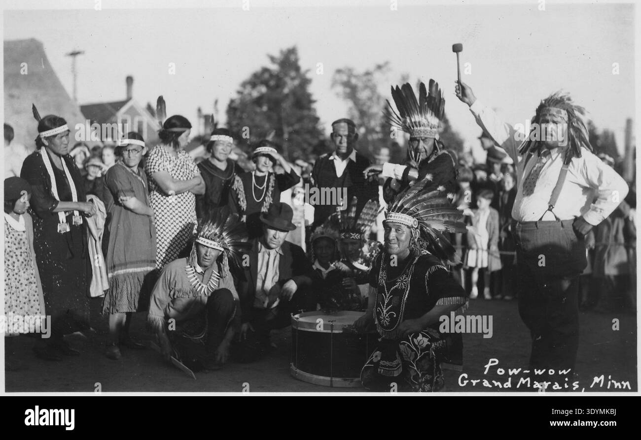 Pow-wow a Grand Marais, Minnesota, fotografato vicino a Grand Marais e conservato dall'Archivio Nazionale e dalla Records Administration. L'immagine documenta un raduno dei nativi americani pow-wow dove i partecipanti indigeni si incontrano per celebrare le tradizioni culturali attraverso la danza, le regalie, la musica e le cerimonie della comunità. I Pow-Wows sono importanti eventi sociali e culturali che rafforzano l'identità della comunità e preservano le tradizioni. Fotografie come questa registrano la vita culturale indigena negli Stati Uniti all'inizio del XX secolo. Foto Stock