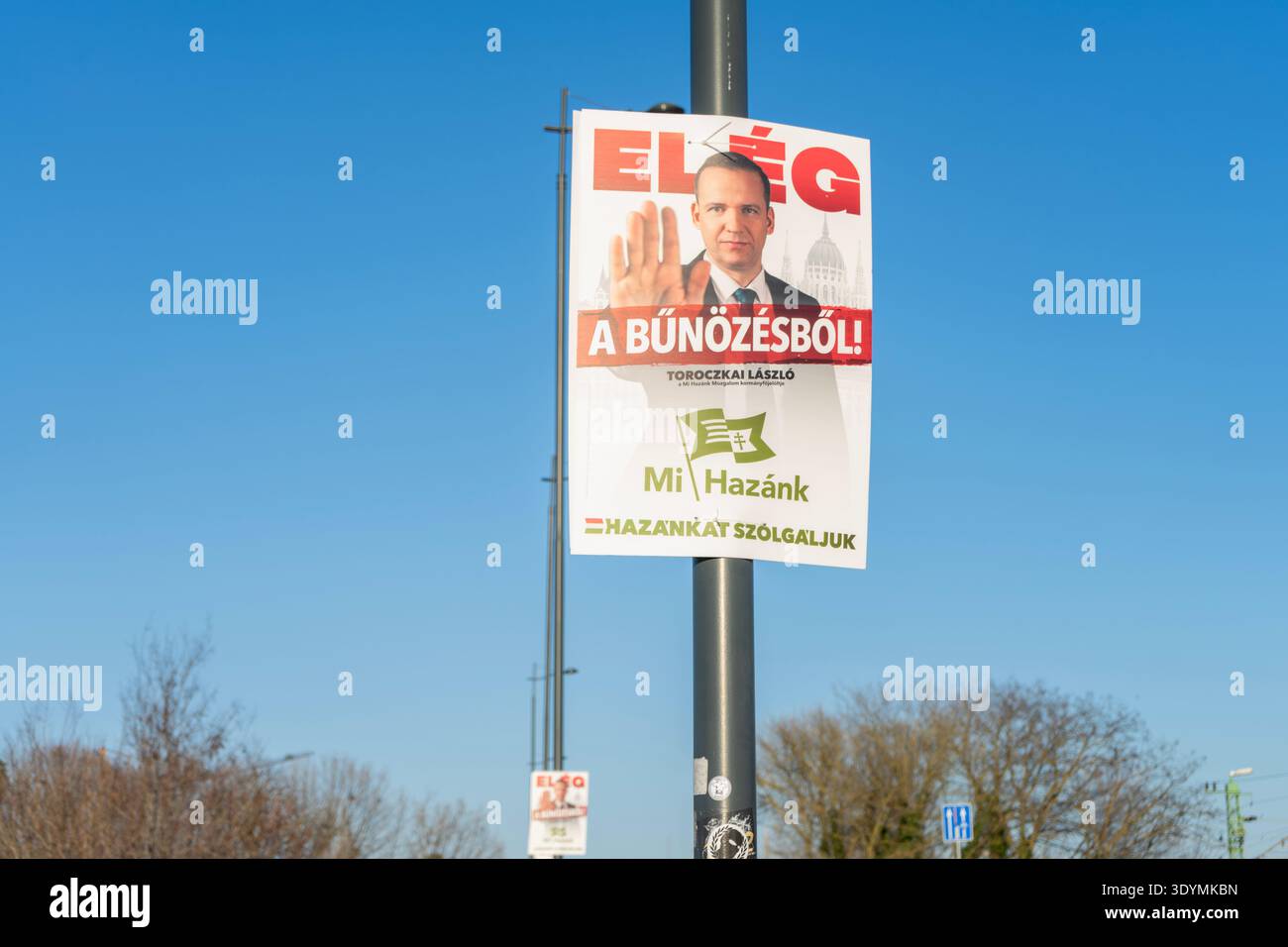 Poster della campagna del nostro movimento Nazionale del leader del partito László Toroczkai su un palo di strada a Siófok durante la campagna elettorale ungherese del 2026. Foto Stock