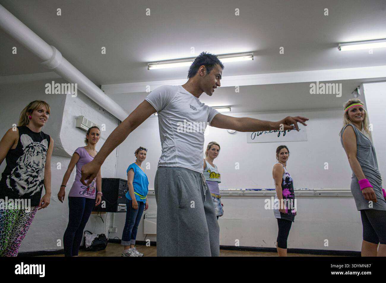 anthony king, coreografo approvato da michael jackson, insegna la sua classe di danza in stile michael jackson, con gli studenti dello studio di danza dell'ananas. Foto Stock