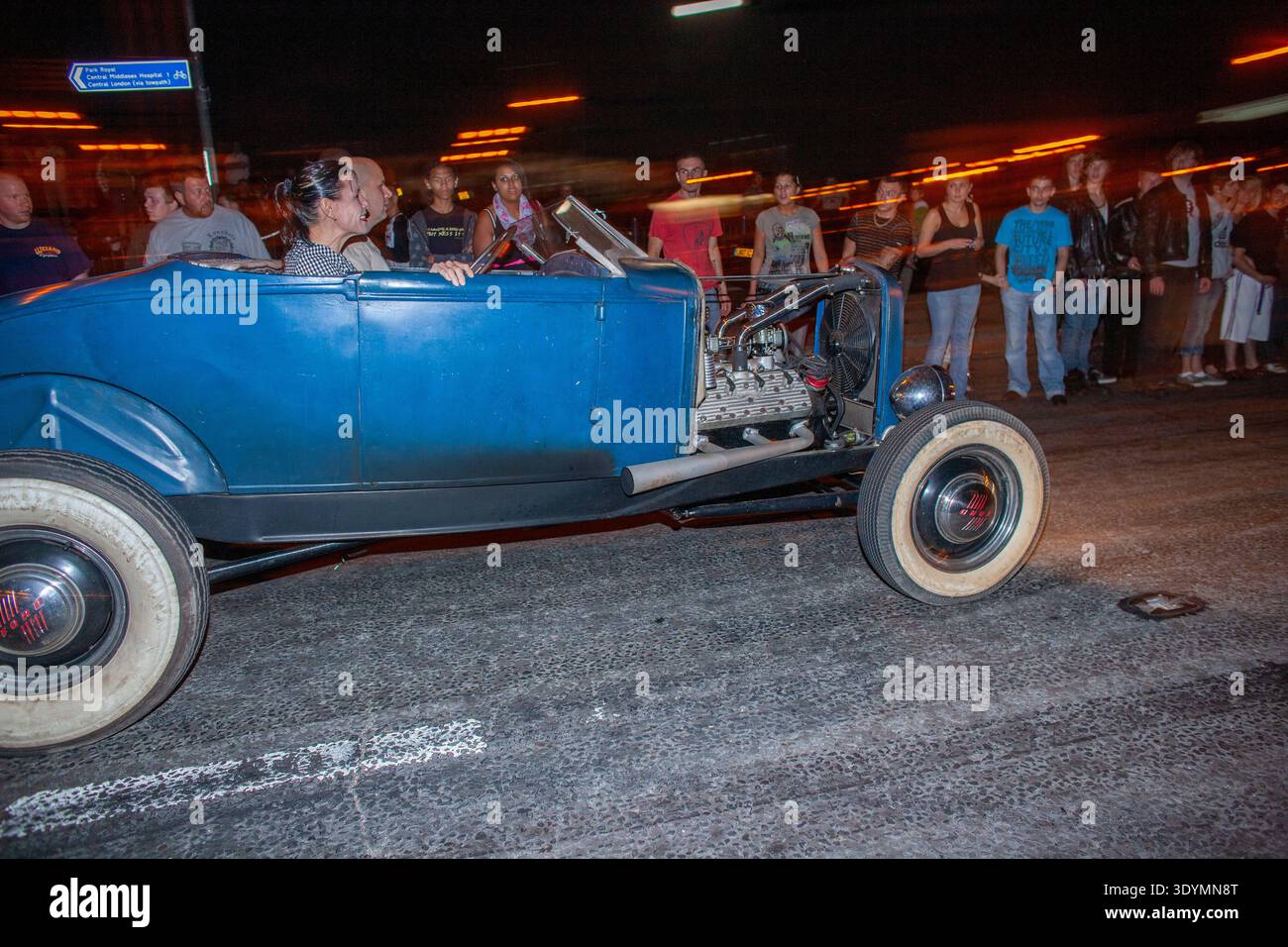 Londra, Regno Unito. Una tradizionale Ford Model blu, Una Roadster hot Rod con motore Flathead V8 esposto e pneumatici bianchi, corre allo storico Ace Cafe Foto Stock