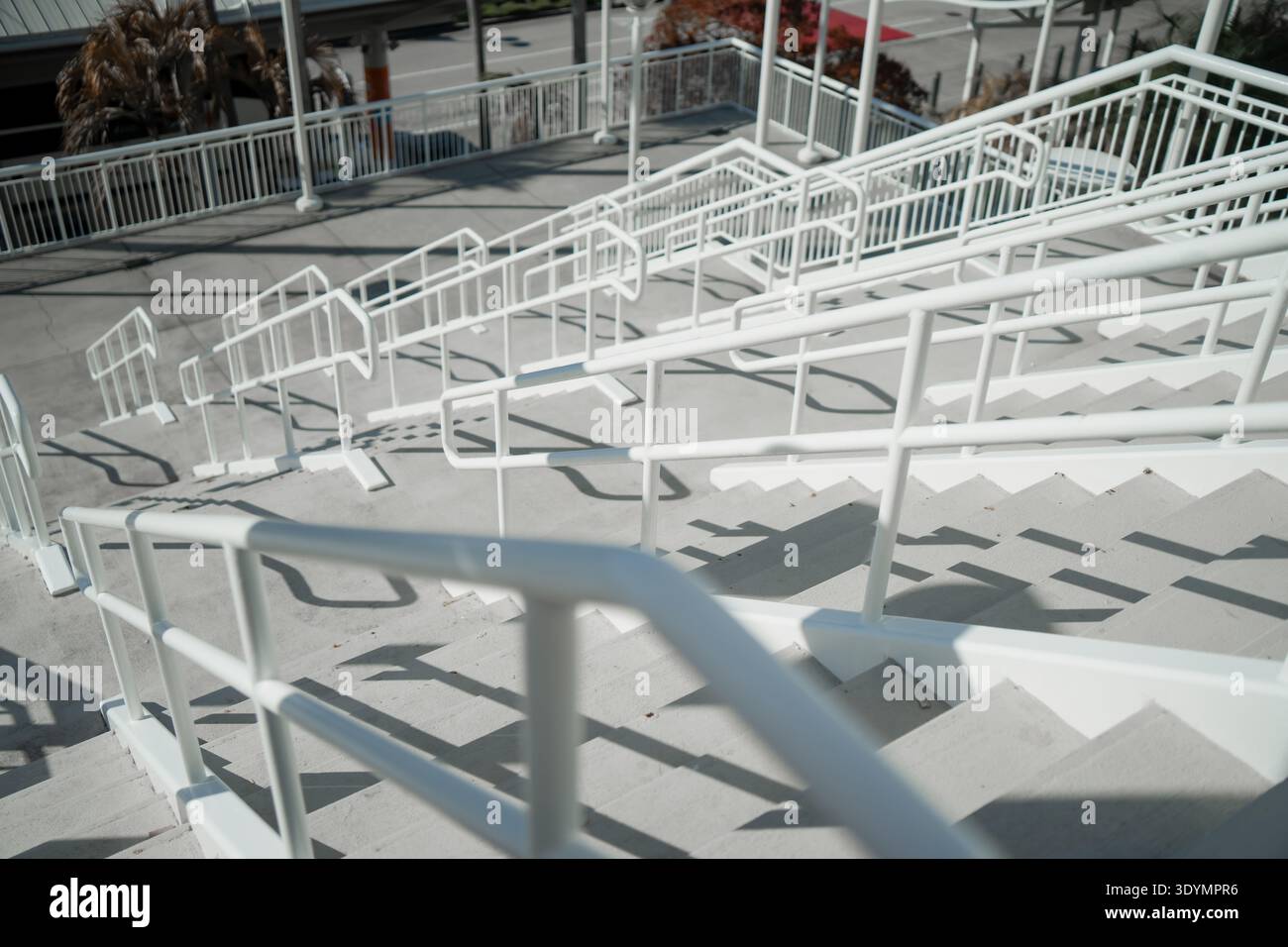 Scale bianche all'aperto per stadio con ringhiere e ombre, adatte per flussi pedonali, accesso alla sede, sicurezza pubblica e temi infrastrutturali Foto Stock