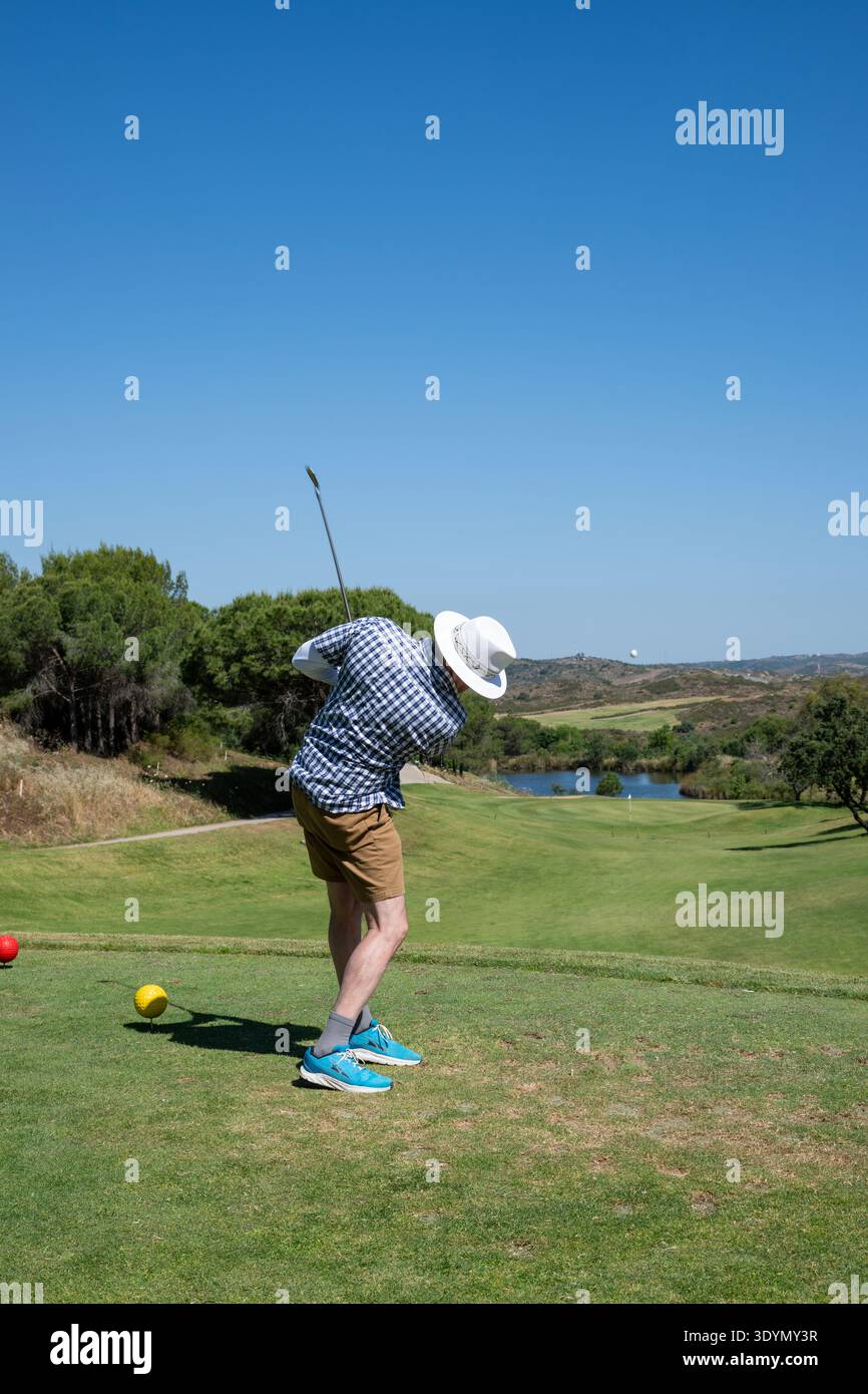 Un uomo gioca a golf al campo da golf Castro Marim in Portogallo. Foto Stock