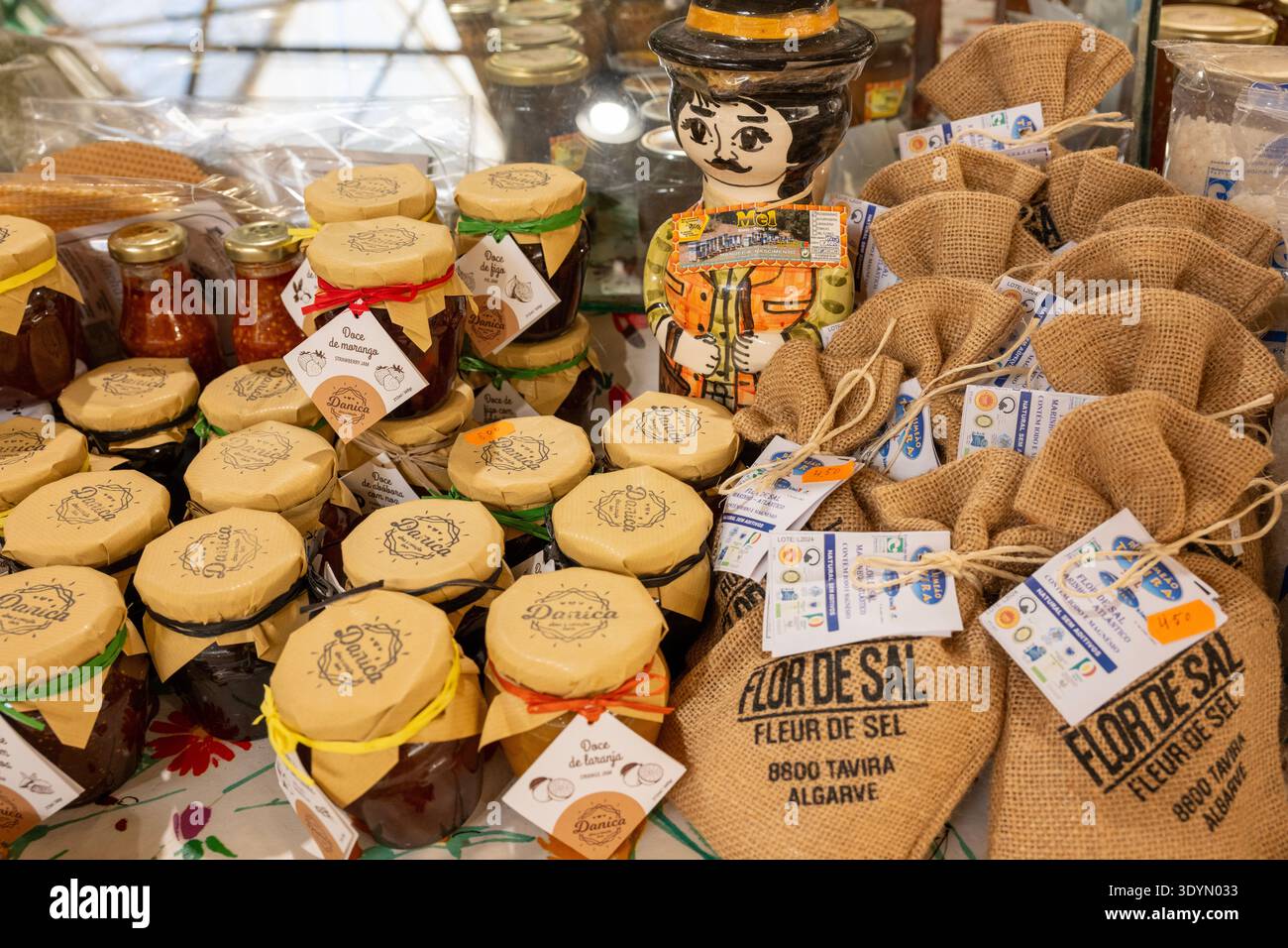 Confettura di fichi e sale marino confezionati in regalo in vendita. Il mercato municipale di Tavira offre una vasta gamma di prodotti freschi, pesce, carne e prodotti artigianali. Foto Stock