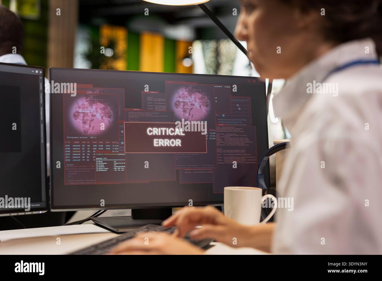 Primo piano del programmatore alla scrivania dell'ufficio che pensa a come correggere l'avviso di errore critico visualizzato sullo schermo del PC. Sviluppatore di software brainstorming su come correggere un bug del computer che interessa la rete del server Foto Stock