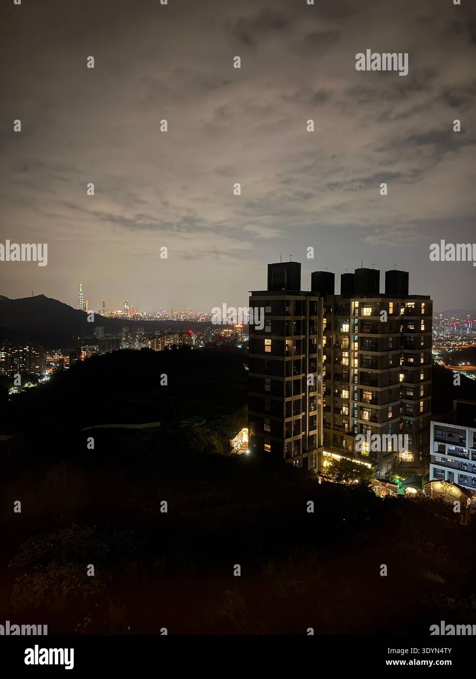 Taipei, Taiwan. 21 febbraio 2026. Vista di Taipei dalla città di New Taipei. Potete vedere l'edificio Taipei 101 da lontano. Foto Stock
